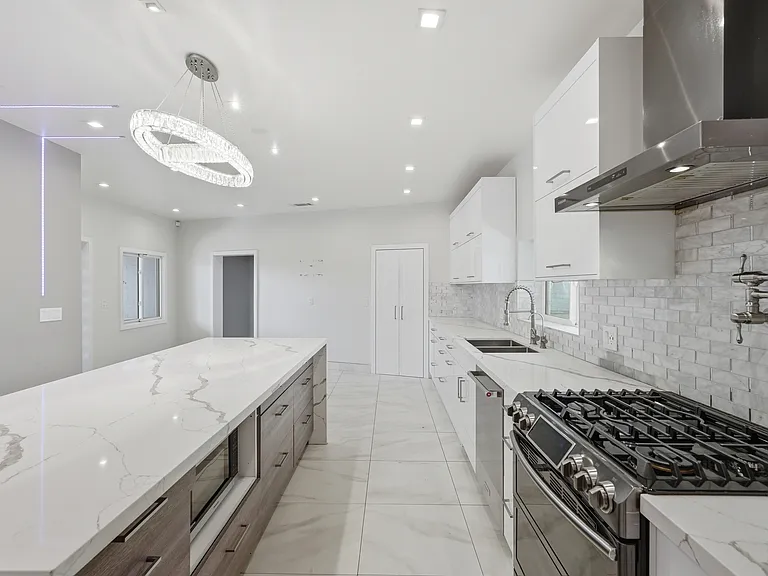 8647 Corbin Ave — Photo 16