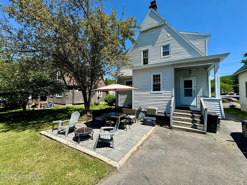 3rd image of 404 Division Street