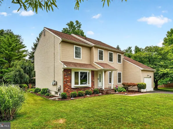 69 Willis Dr, Ewing, NJ 08628