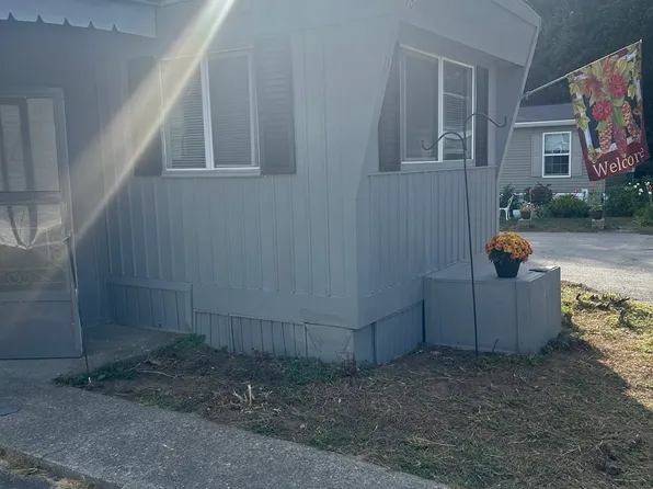 1237 Central St Trailer 15, Leominster, MA 01453
