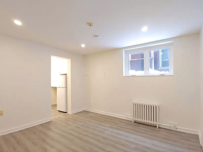 62 Spadina Ave- 4B — Photo 3