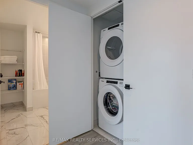 327 King St W #4106 — Photo 34