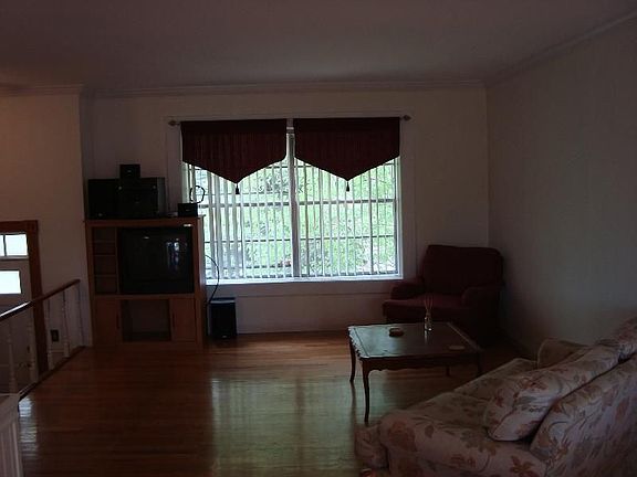 5th image of 50 W Altgeld Ave