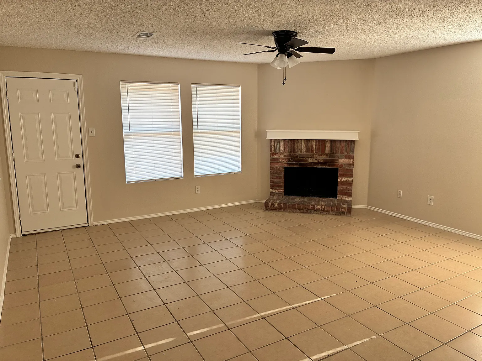3 bed, 1318 sqft, $2,100 — Photo 3