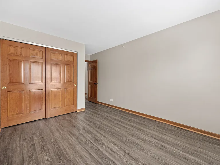 5S560 Paxton Dr #2H — Photo 17