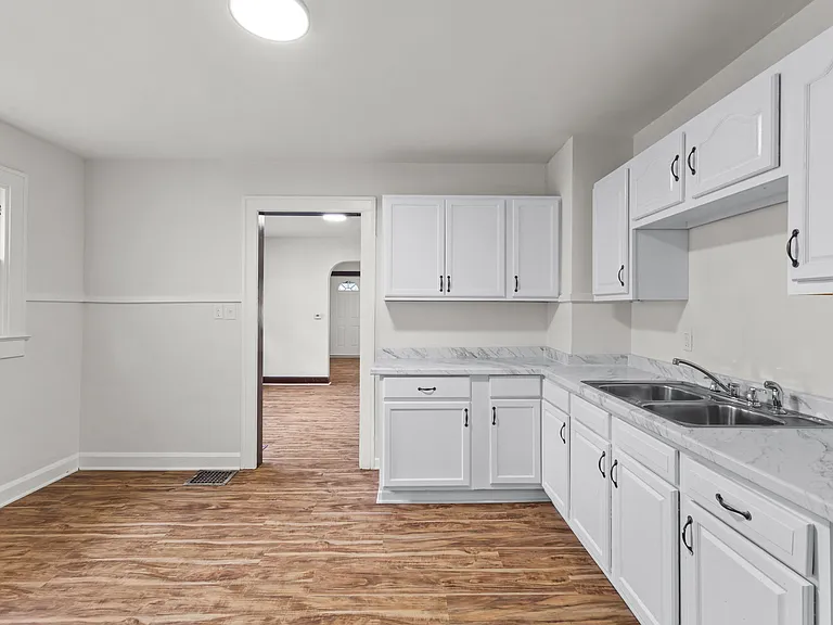 950 N Chester Ave — Photo 12