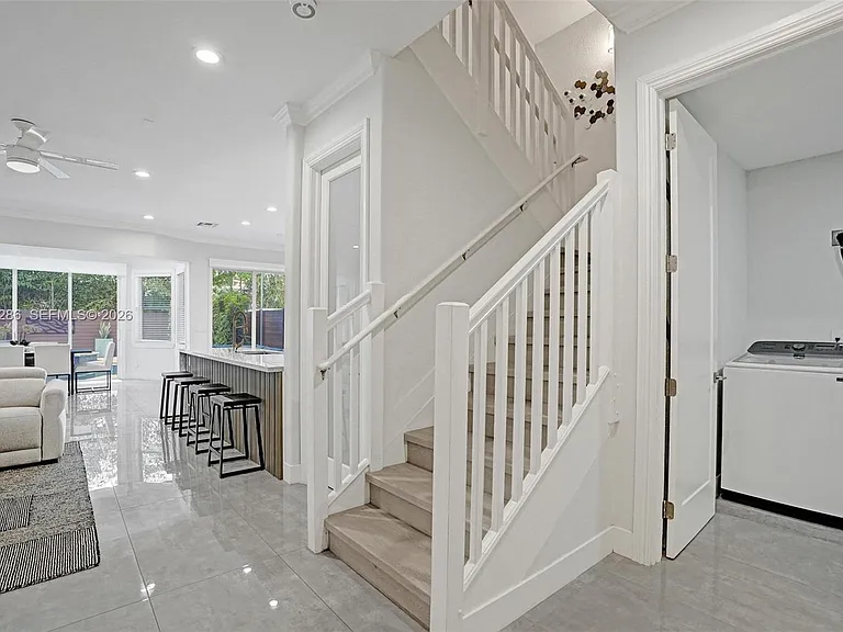 453 SW 5th Ave — Photo 9