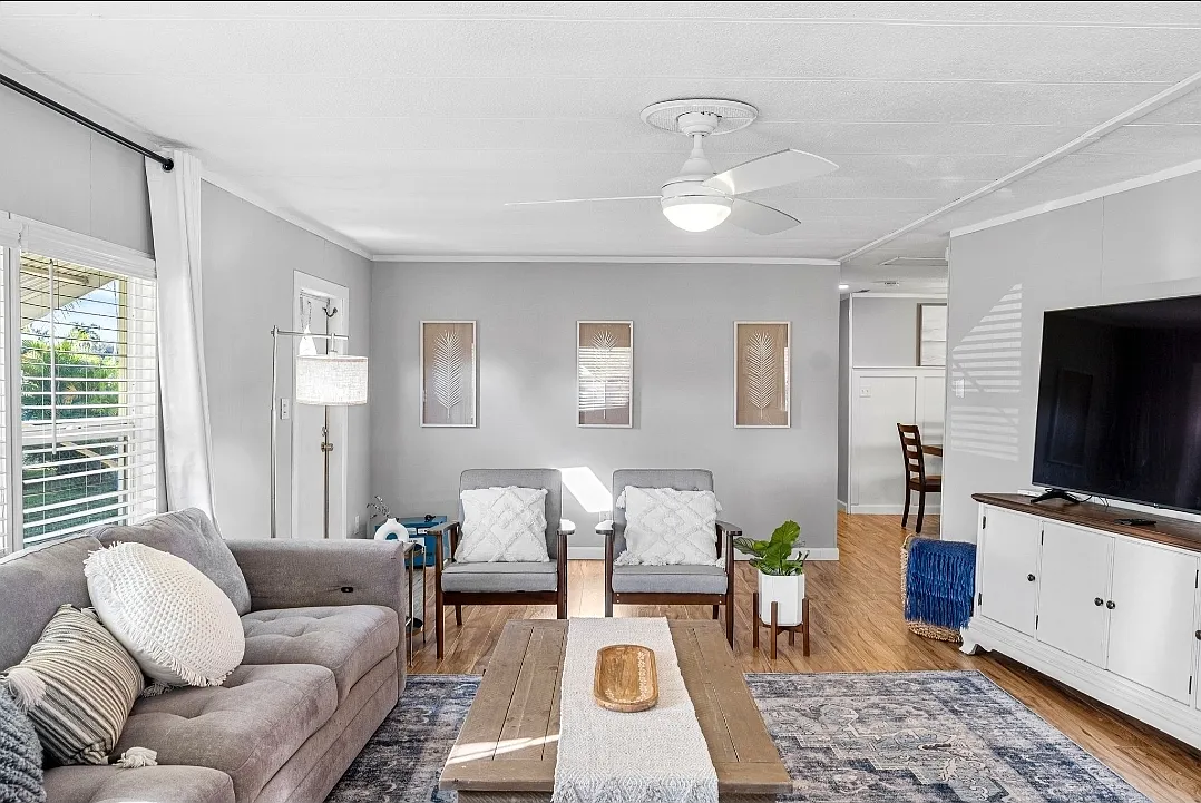 Living - 407 Cape Florida Way