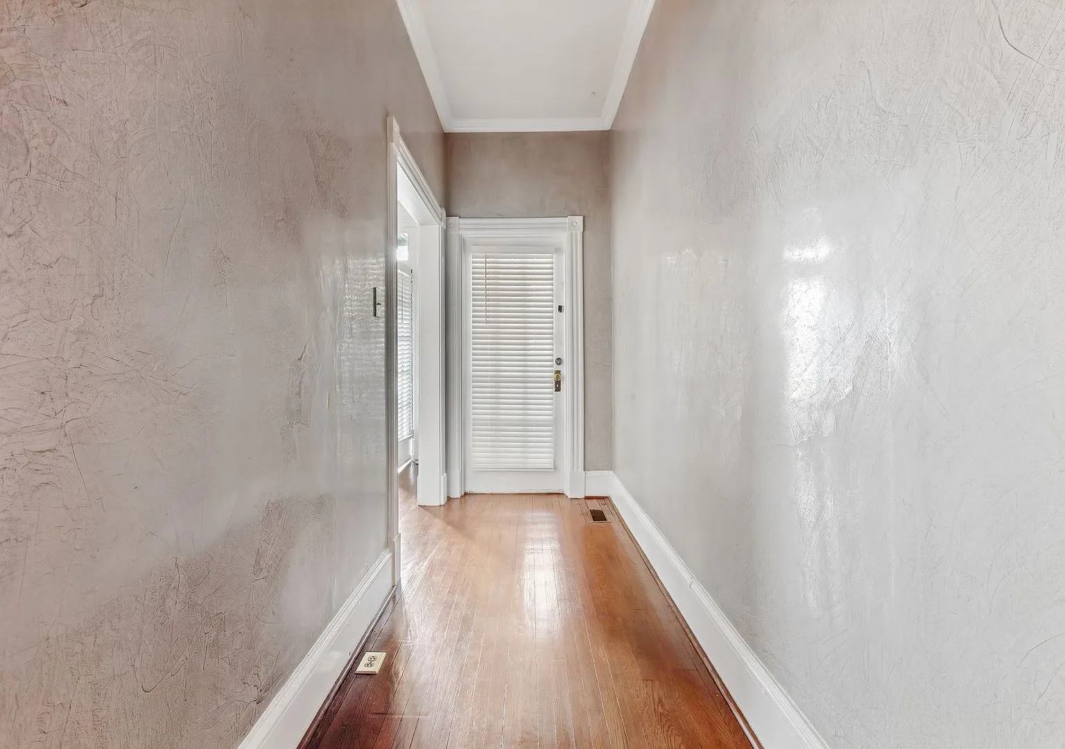 Olde Towne Move In Ready First Floor Unit !! — Photo 3