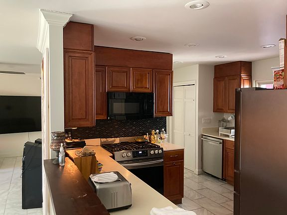 3rd image of 7 Dogwood Ln