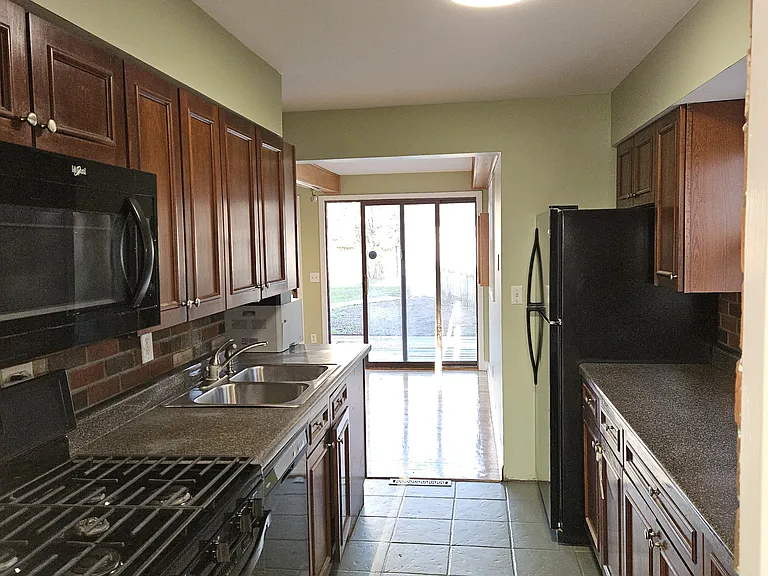 727 Skyline Dr — Photo 9