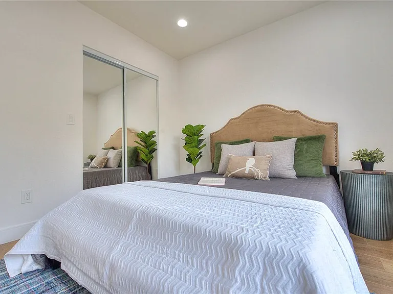 11722 Hamlin St — Photo 5