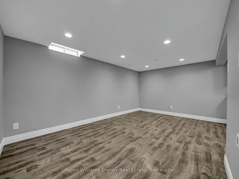1137 Norman Cres #LOWER — Photo 21
