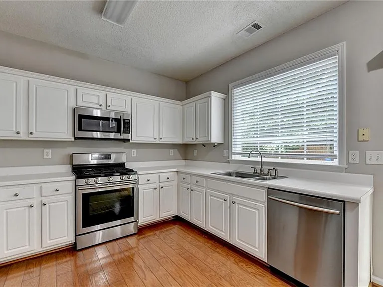 565 Alstonefield Dr — Photo 11