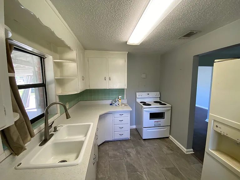 10 Ivanhoe Ave — Photo 9