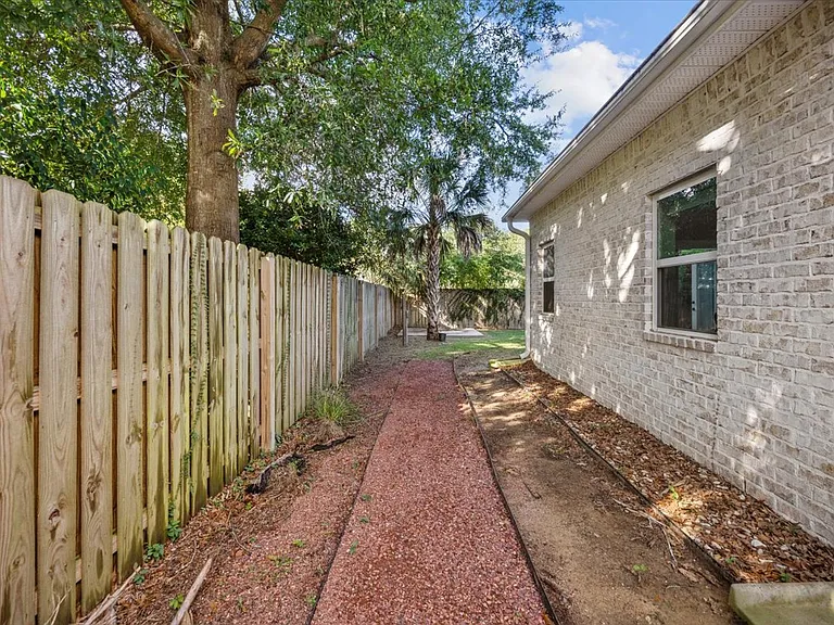1520 E Gonzalez St #A — Photo 27