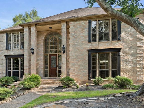 3rd image of 1218 Emerald Green Ln