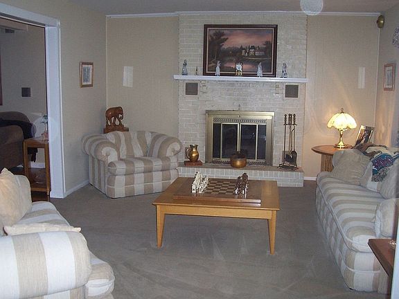 Beautiful living room with firplace