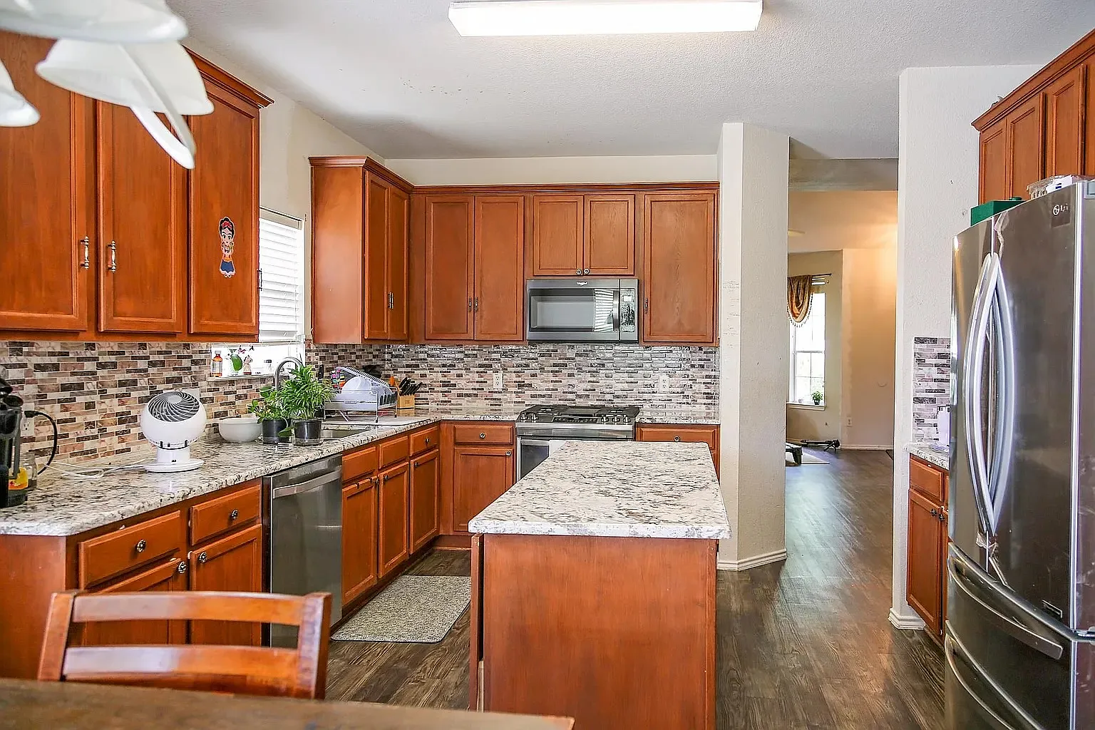 4 bed, 2.5 bath, 2194 sqft, $2,100 — Photo 2