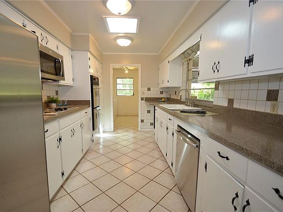 4th image of 2442 Washington Ct