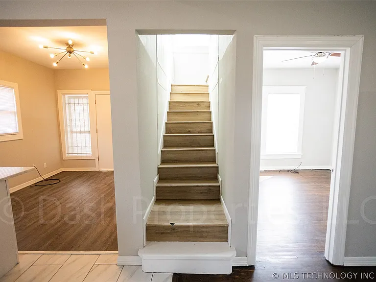 2604 E 7th St S — Photo 40