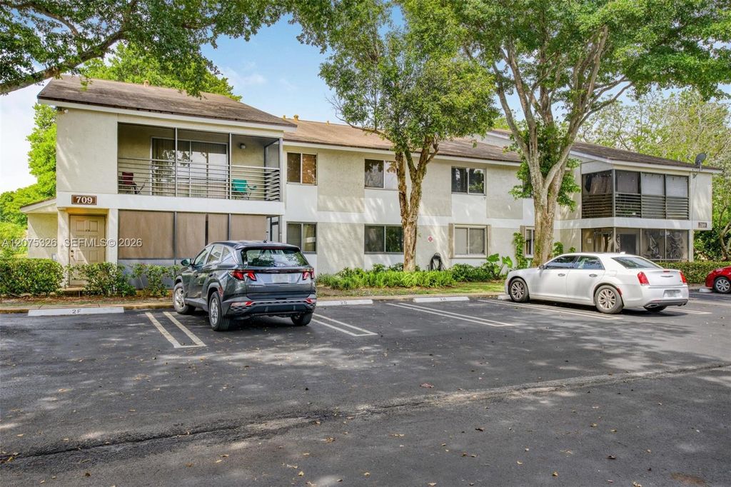 709 Gardens Dr APT 101, photo 3