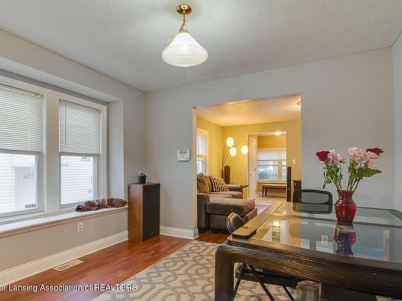 3rd image of 824 Riverview Ave