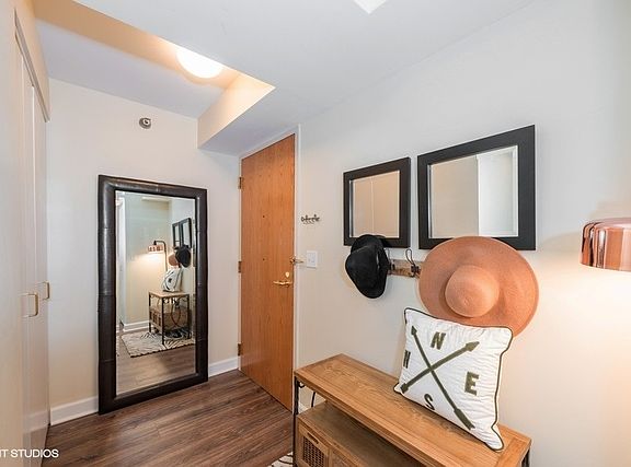 4th image of 345 N Lasalle St #910