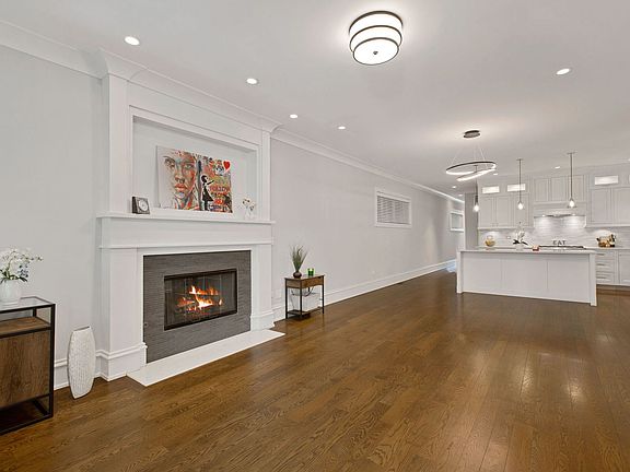 2nd image of 837 W Buckingham Pl APT 1