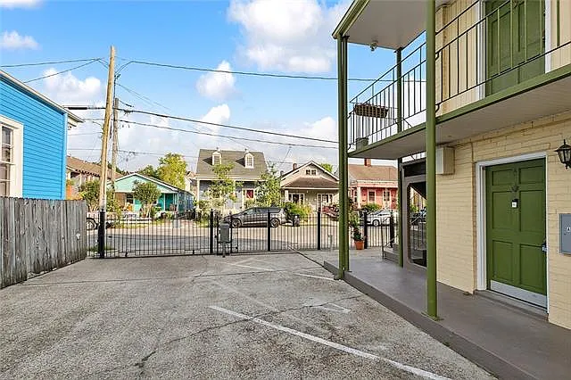 2 bed, 1.0 bath, 710 sqft, $1,350 — Photo 2