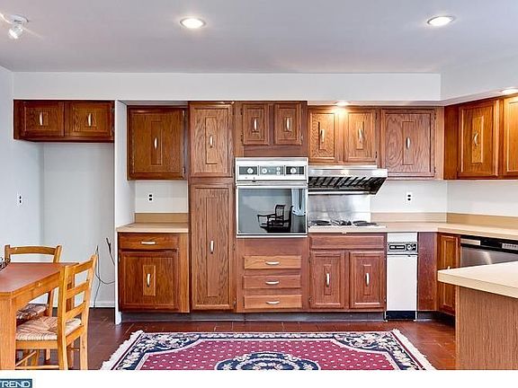 3rd image of 515-17 Catharine St