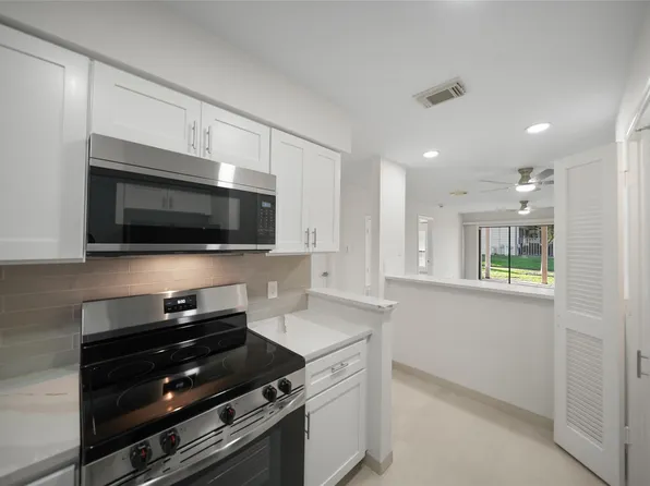 101 Lakeview Ter #D, Montgomery, TX 77356