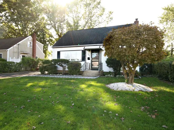 256 W 16th Street, Deer Park, NY 11729