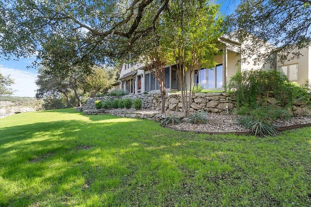 4 bed, 3.0 bath, 4695 sqft, $7,500 — Photo 4