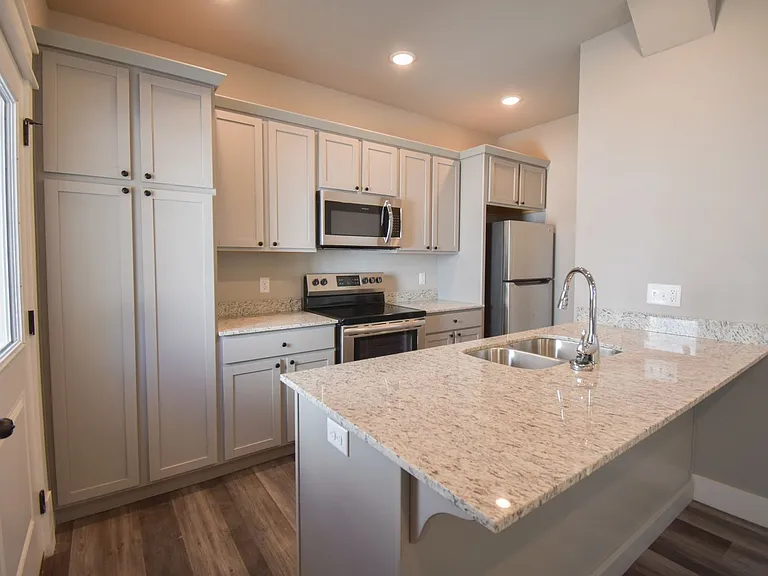 772 S Locust Ave — Photo 3