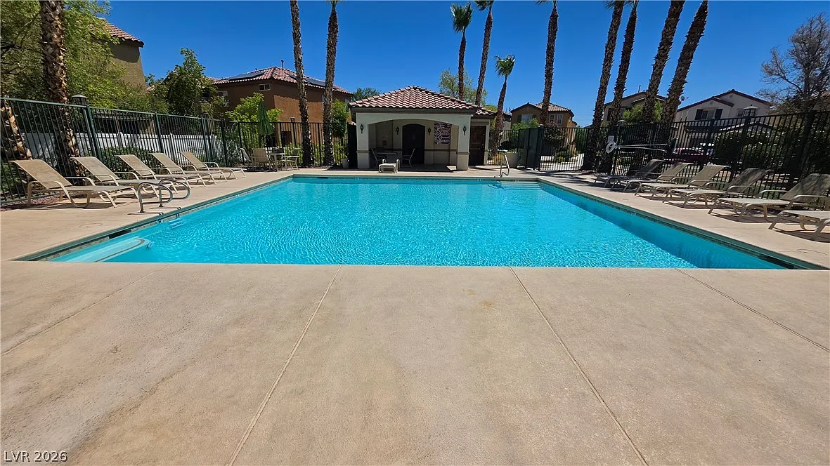 3 bed, 2.5 bath, 1308 sqft, $1,777 — Photo 2
