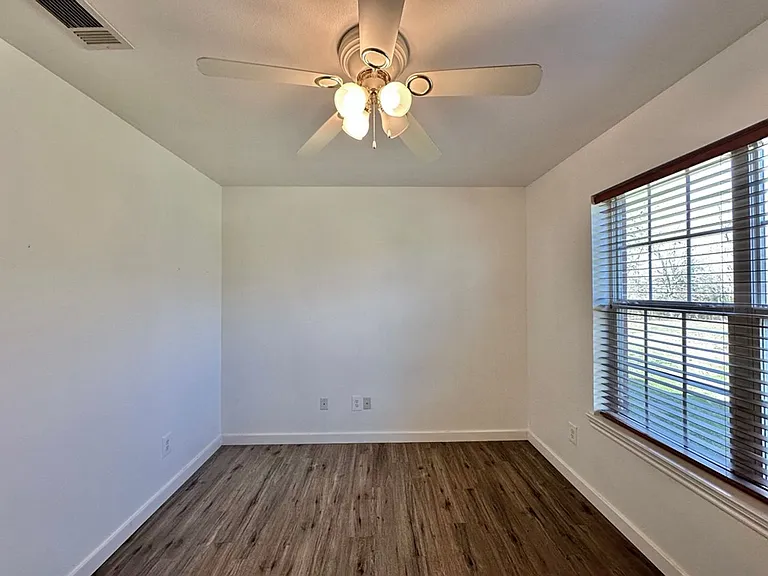 10191 FM 607 N — Photo 33
