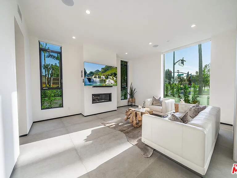 200 N Doheny Dr — Photo 24