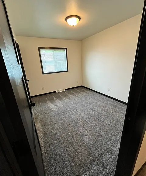 415 Theresa St — Photo 10