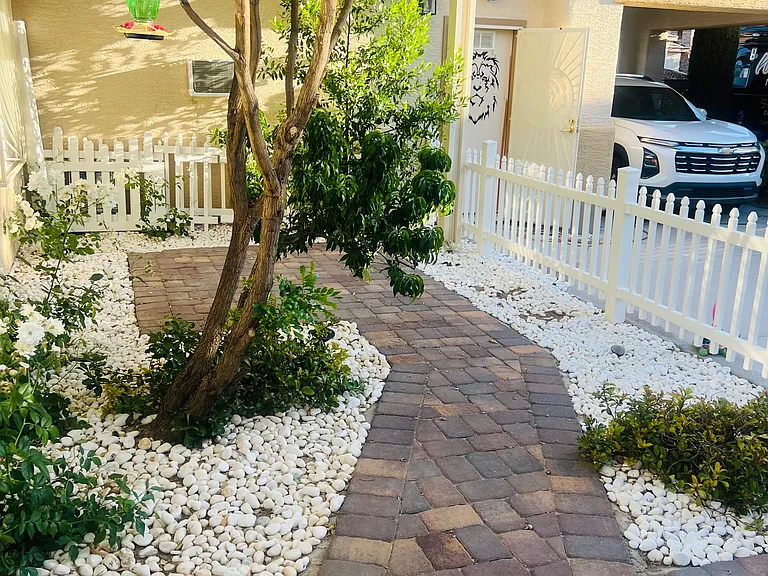 nice quit area in back of house