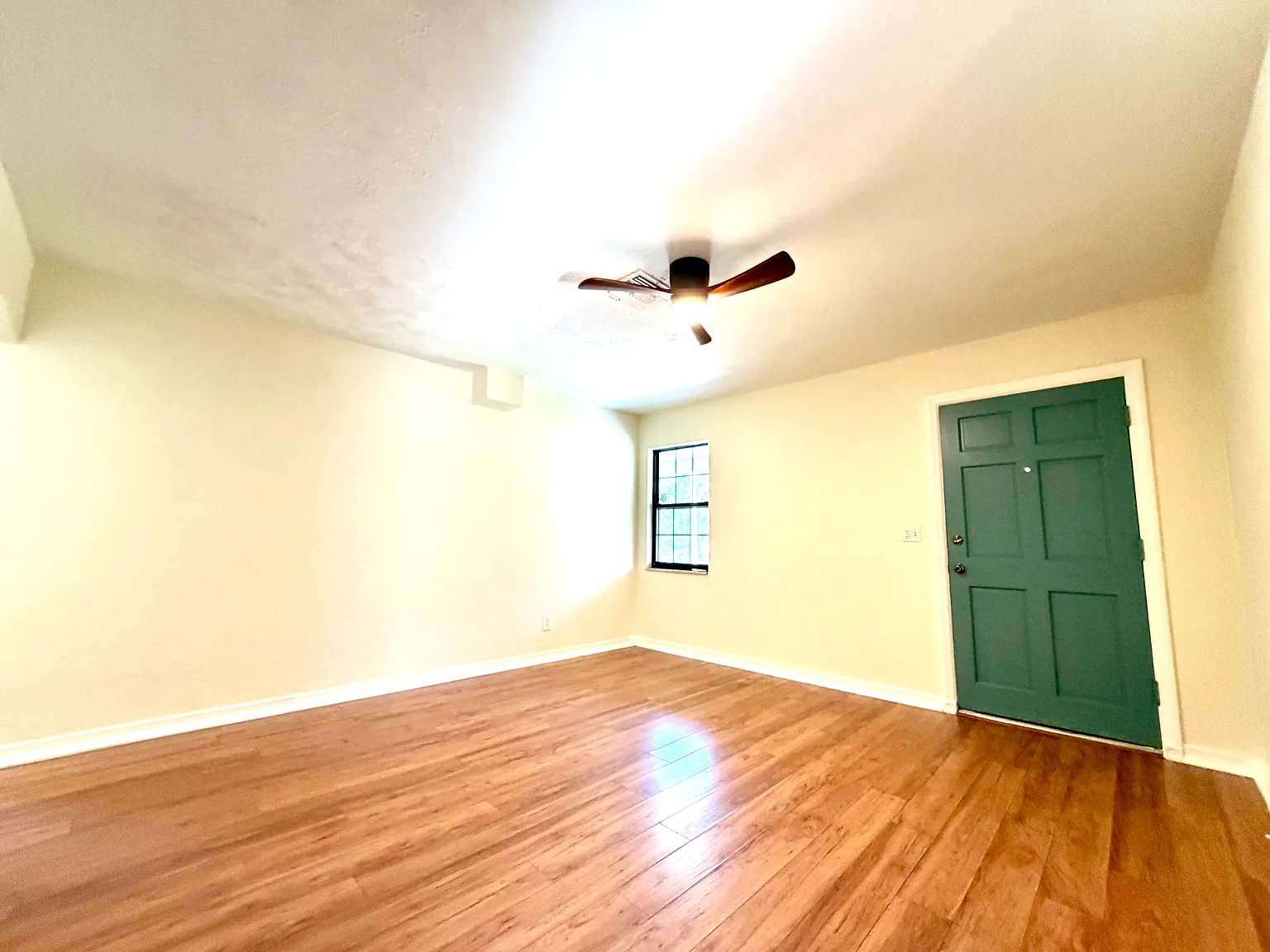 4 bed, 1233 sqft, $2,950 — Photo 3