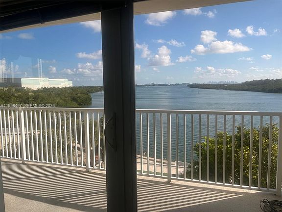 3rd image of 300 Bayview Dr APT 516