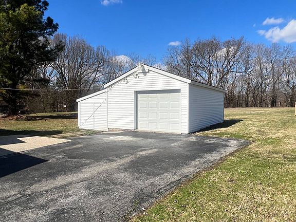 2nd image of 711 Oakwood Dr
