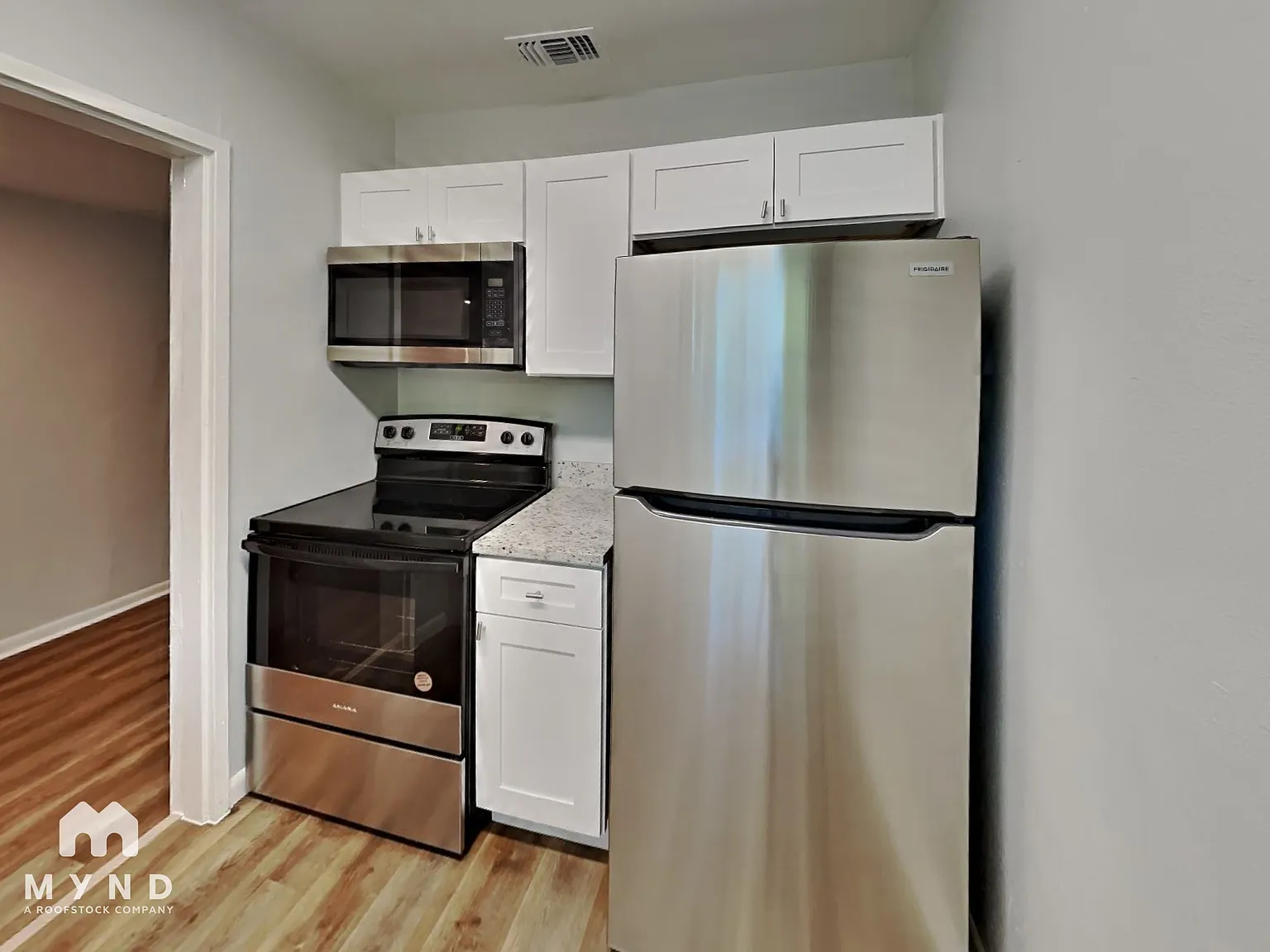 3 bed, 1.0 bath, 1004 sqft, $2,020 — Photo 3