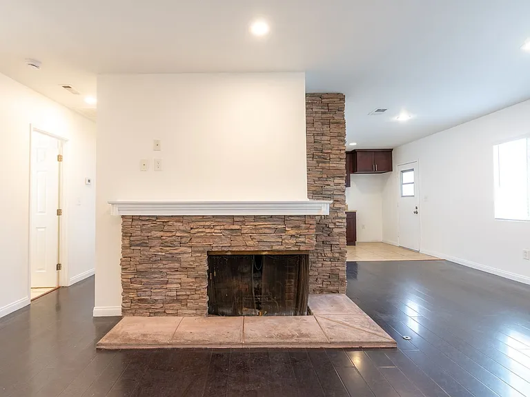 2540 Hudspeth St — Photo 4