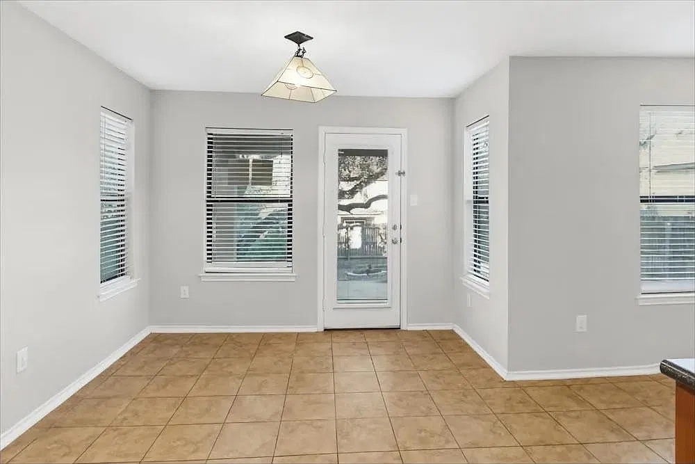 4 bed, 2.0 bath, 2563 sqft, $1,550 — Photo 2