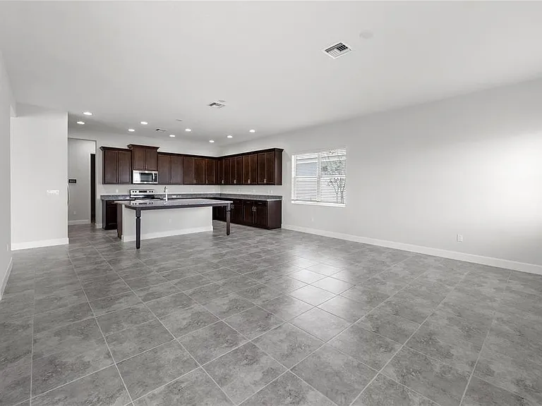 5418 Empire Dr — Photo 8