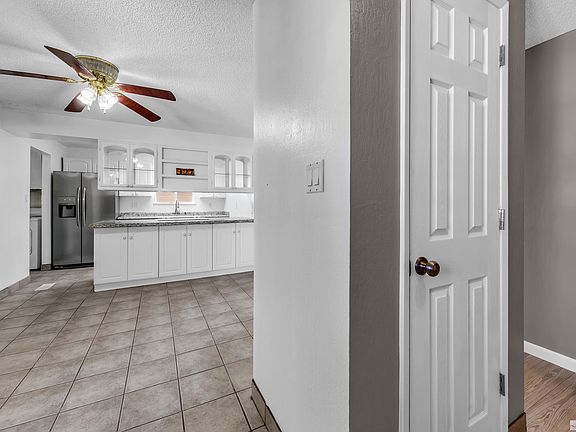 3rd image of 927 Camino Real Dr