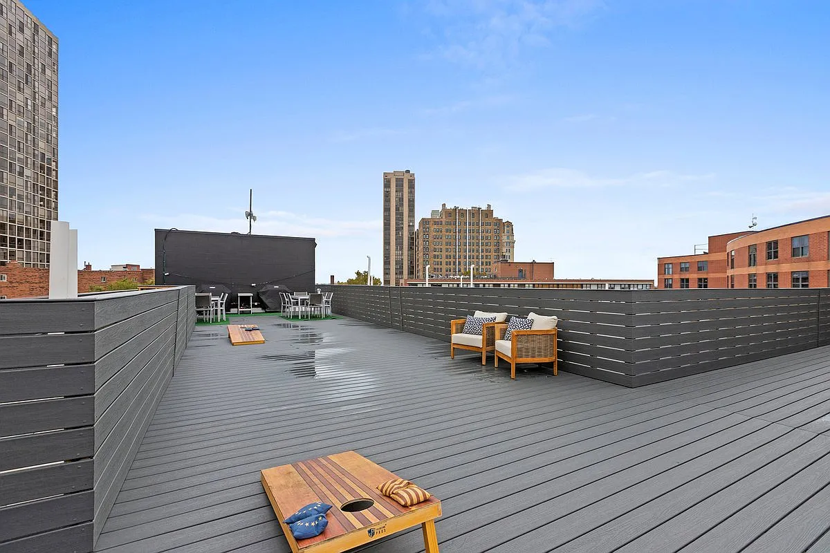 2317 N Clark — Photo 2