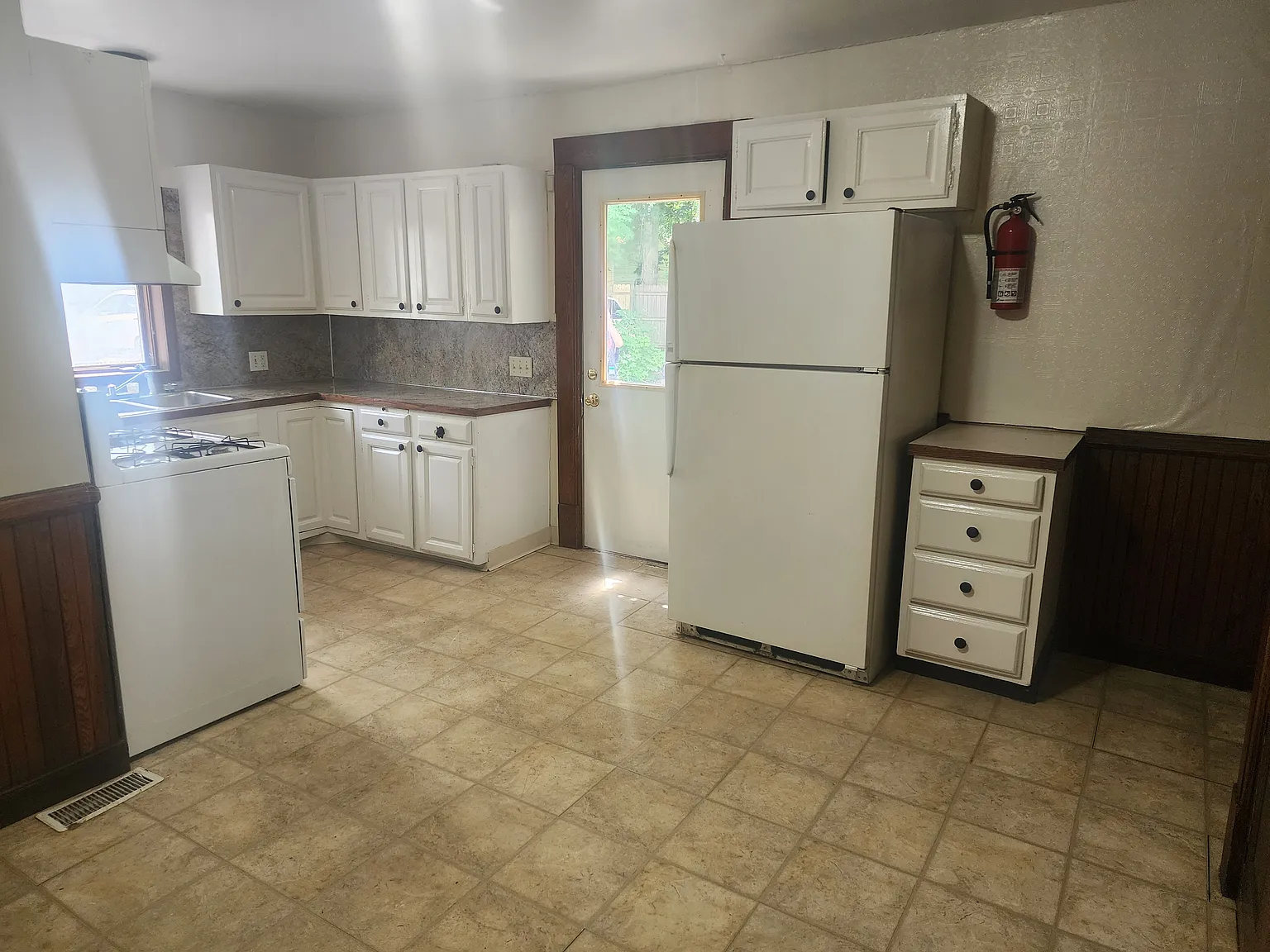 3 bed, $1,645 — Photo 2
